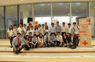 Organising committee members of the Emergency Medicine Interest Group (EMIG), student helpers and their supervising doctors, Dr Leung Ling-pong (Front row, right 6), Clinical Associate Professor of EMU and Dr Fan Kit-ling (Front Row, right 7), Clinical Assistant Professor of EMU, Li Ka Shing Faculty of Medicine, HKU took a group photo together after the event. 